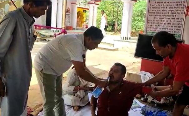 टेनेंसी एक्ट के पेंच में उलझा जमीन का मामला, विरोध में आमरण अनशन पर बैठे लोग