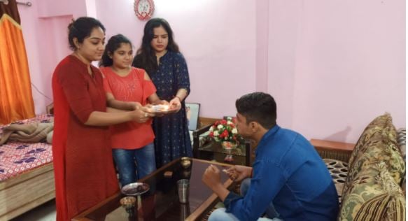 भाई-बहन का प्यार, धूम-धाम से मनाया जा रहा है भाई-दूज का त्योहार