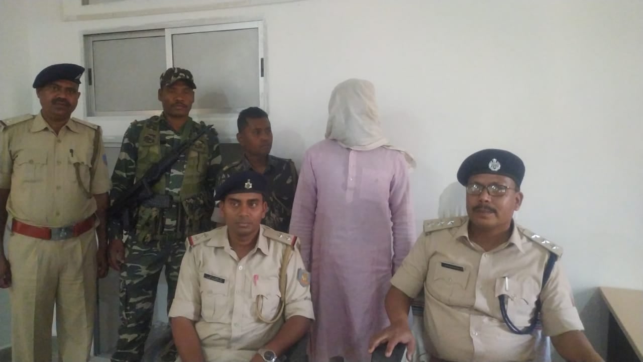 पलामू में मदरसा से हथियार के साथ मौलाना गिरफ्तार,पुलिस जांच में जुटी