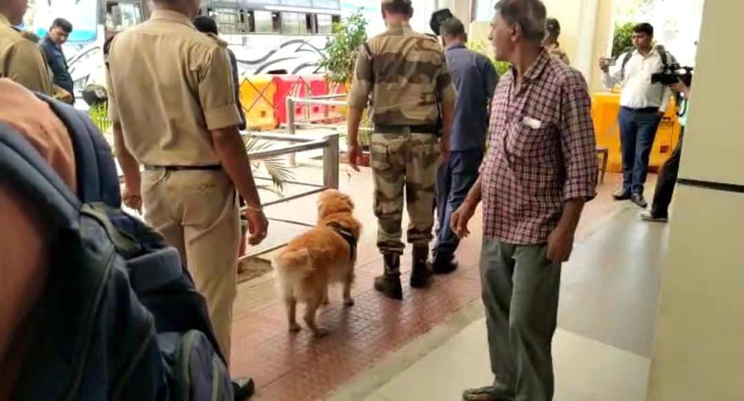 पटना एयरपोर्ट पर बम होने की सूचना से मचा हड़कंप, पूरे एयरपोर्ट को कराया गया खाली