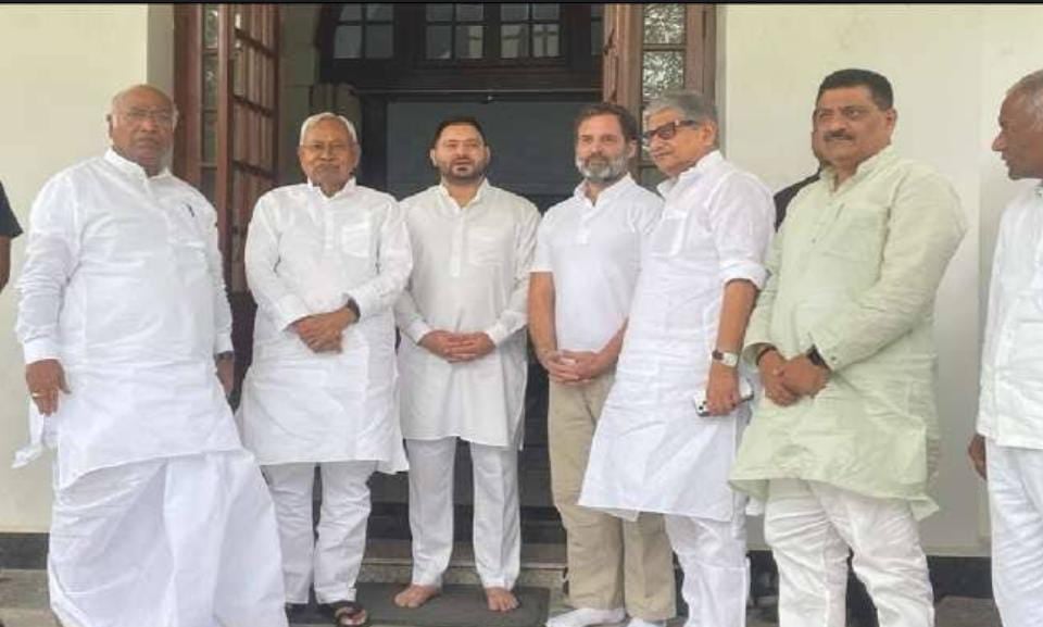 दिल्ली में पक रही है बिहार की सियासी खिचड़ी, राहुल गांधी-मल्लिकाअर्जुन से मिले नीतिश और तेजस्वी, गठबंधन मजबूती पर हो सकता है बड़ा फैसला