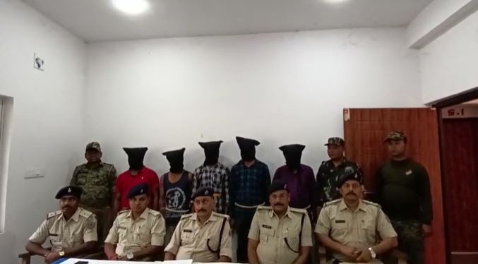 रामगढ़ पुलिस ने 48 घंटे के अंदर सीएसपी लूट कांड का किया उद्भेदन, लूटे गए रुपये के साथ कई आपराधिक सामान बरामद