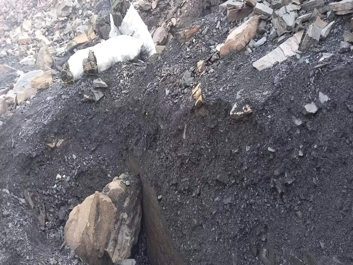 कतरास में कोयले के अवैध उत्खनन के दौरान धसी चाल, कोयला छोड़ भागे मजदूर