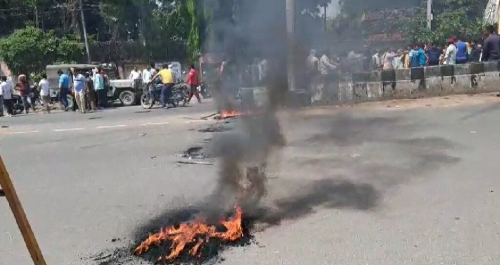 बरवाअड्डा गोली कांड -मृतक के परिजनों ने की सड़क जाम ,जानिए क्यों है पुलिस के खिलाफ आक्रोश