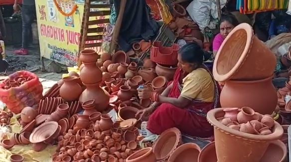 रांची में छठ पर्व की तैयारियां जोरों पर, जानिए पर्व को लेकर फल और मिट्टी के बर्तन विक्रताओं का क्या कहना है
