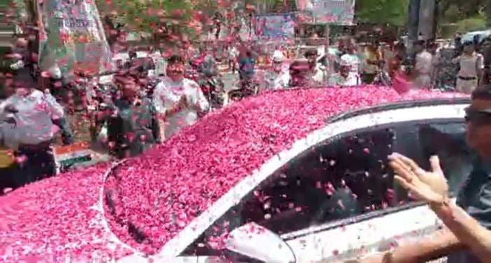 "बाबा साहेब का अधूरा सपना पीएम नीतीश करेंगे पूरा", देखिये पटना लौटते ही कैसे फूल मालों से लादे गयें सुशासन बाबू