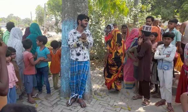 दहेज लोभियों ने महिला की ली जान, आक्रोशित लोगों ने आरोपी पति को पेड़ से बांधकर की पिटाई