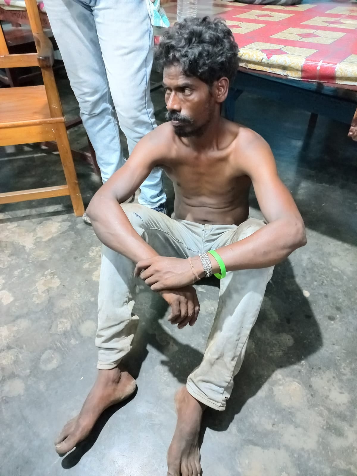 सनकी युवक ने ट्रेन गार्ड को बनाया बंधक, चाकू की नोक पर ट्रेन चलाने की रखी मांग, पूरा मामला जान आप भी रह जाएंगे हैरान