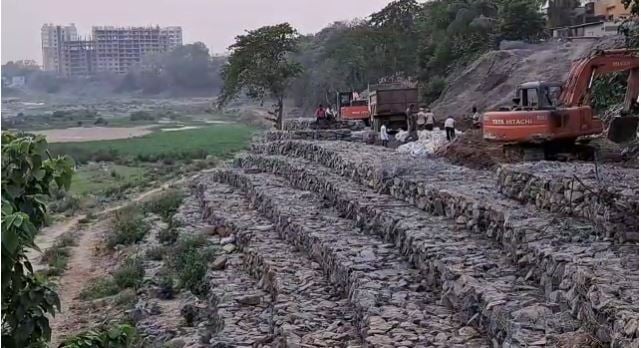 जमशेदपुर में बाढ़ के पूर्व की तैयारियां शुरू, स्वर्णरेखा परियोजना द्वारा कटाव क्षेत्रों को बांधने का हो रहा काम
