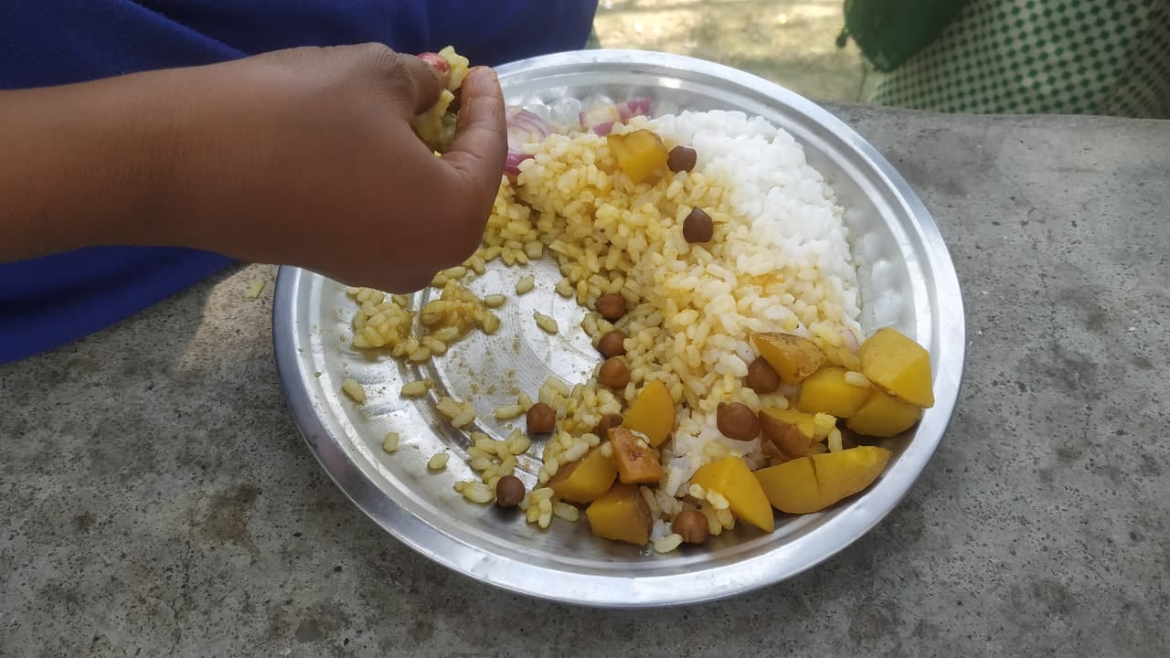 स्कूली बच्चों की थाली से गायब हो रहे हैं पौष्टिक आहार, भोजन की जगह मिलता है फटकार, देखिए