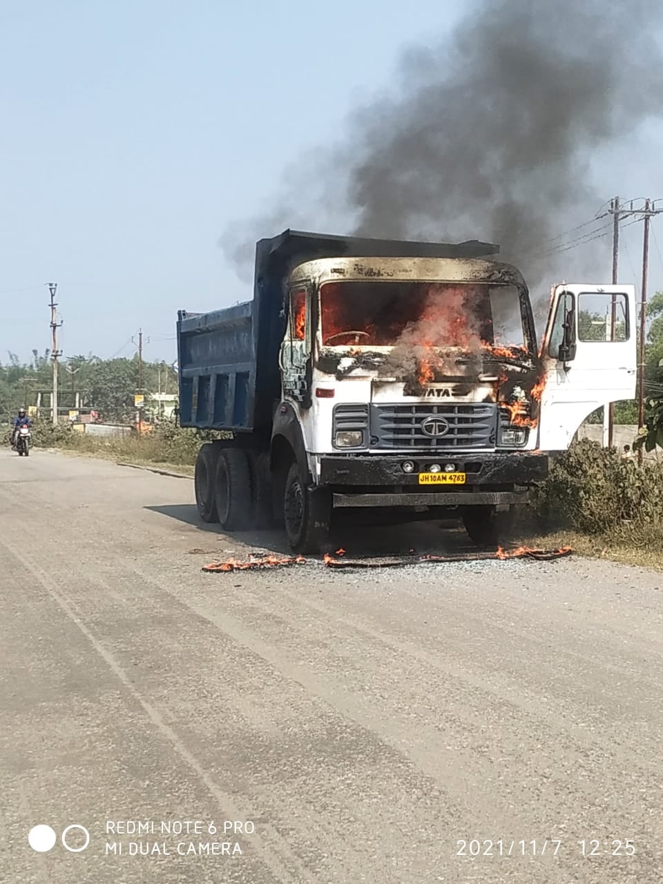 BREAKING :  हाइवा में अचानक आग लगने से मची अफरा-तफरी, चालक-खलासी जान बचा कर कूदे