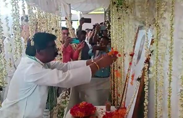 दिवंगत शिक्षा मंत्री जगरनाथ महतो के श्राद्ध कार्यक्रम में शामिल हुए सीएम हेमंत सोरेन, तस्वीर पर पुष्प अर्पित कर दी श्रद्धांजलि
