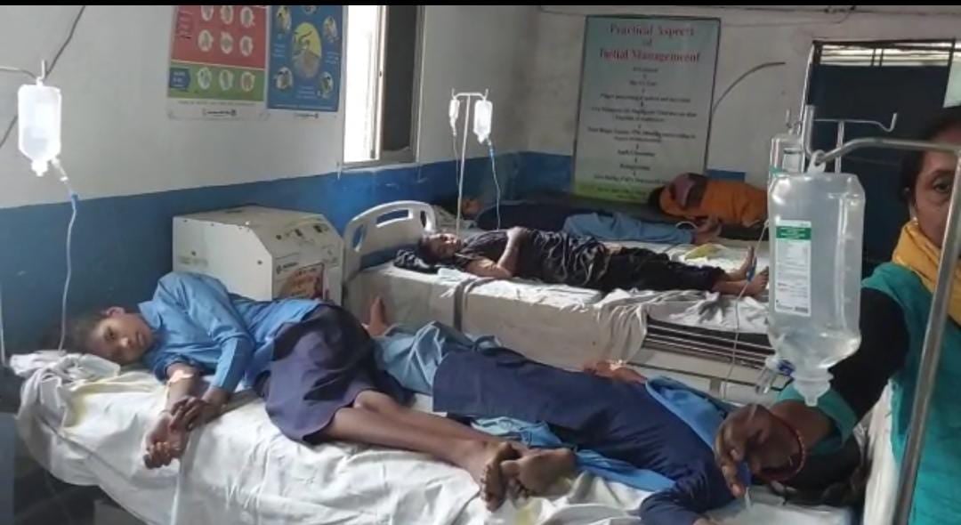 गया: कस्तूरबा बालिका विद्यालय के मिड डे मील भोजन में मिली छिपकली, कई छात्राएं बीमार