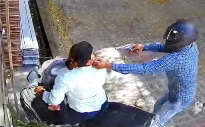 UP में दिनदहाड़े तमंचे की नोक पर लूट, वारदात CCTV कैमरे में कैद, देखिए लाइव वीडियो