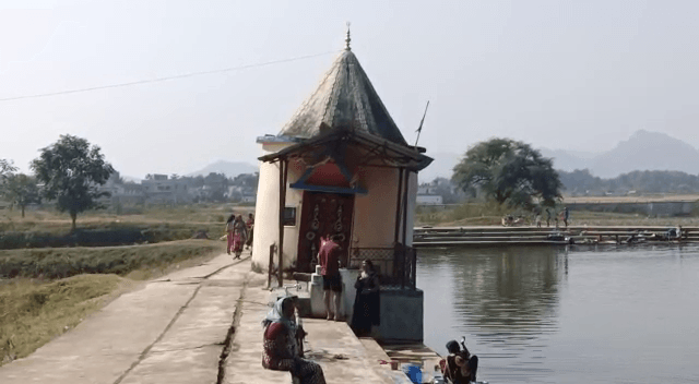 छठ घाट की सफाई में जिला प्रशासन के साथ आम लोग भी जुटे