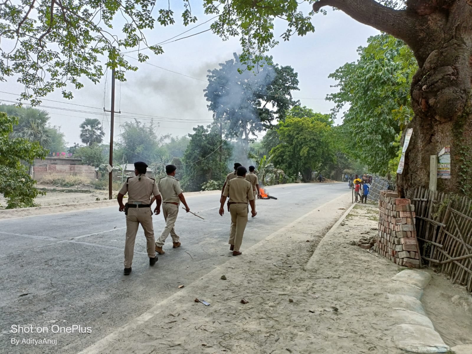 कटिहार: ग्रामीणों ने उत्पाद विभाग की टीम पर किया हमला, दर्जनों पुलिसकर्मी घायल