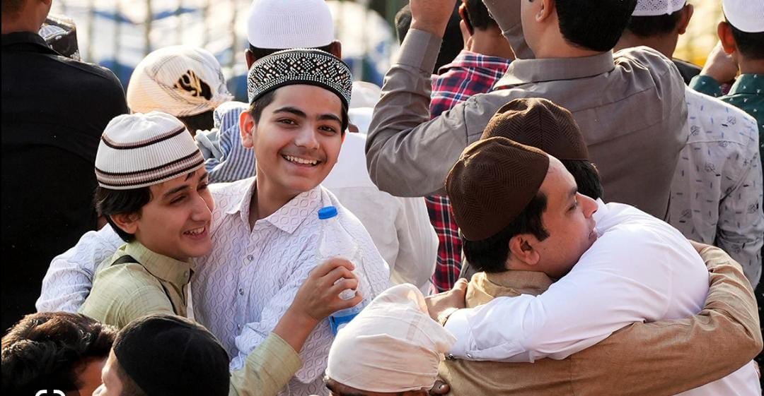 धूमधाम से मनाई गई ईद, लोगों ने गले लगकर कहा ईद मुबारक, जानें ईद की शुरूआत और परंपरा के बारे में विस्तार से