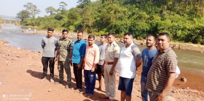 छठ घाट के तैयारियों का समाजसेवियों के साथ अधिकारियों ने लिया जायजा