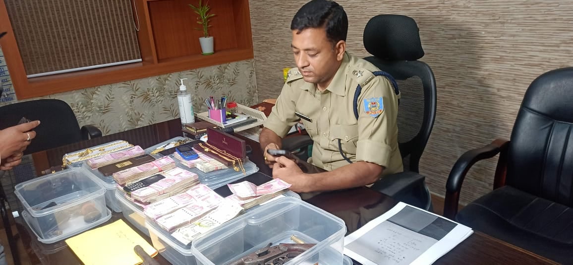 रांची के टाटीसिल्वे में डकैती कांड का खुलासा, गया के भी अपराधी शामिल, 24.57 लाख रुपए व जेवर बरामद,10 गिरफ्तार