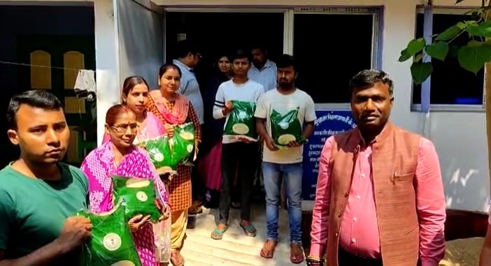 देवघर: जिला में आज से हरा राशन कार्ड योजना शुरू, उपायुक्त ने अपने हाथों से कार्ड धारकों को सौंपा राशन
