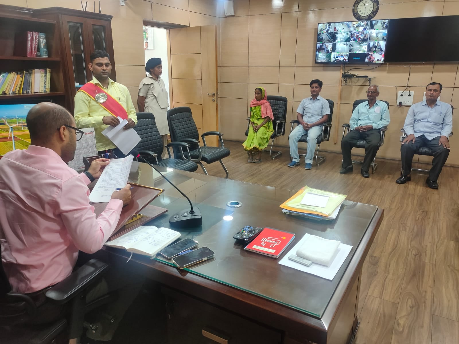 मुखिया पति की सह पर हो रहा अवैध ढंग से इंदिरा आवास का निर्माण, डीसी के पास पहुंची शिकायत