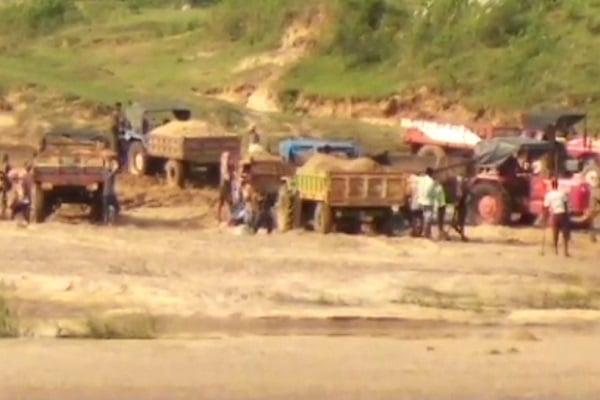 चाईबासा: जिले में धड़ल्ले से हो रहा अवैध बालू तस्करी, पूर्व विधायक मंगल सिंह ग्रामीणों के साथ मिलकर एसडीओ को सौपेंगे ज्ञापन