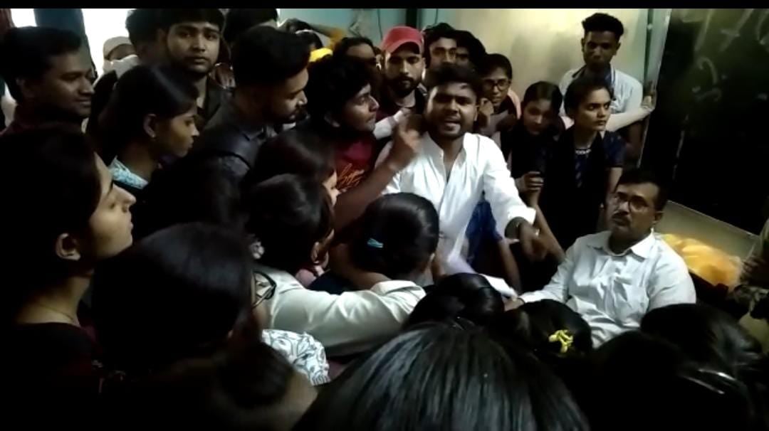 दीक्षांत समारोह: 1400 से देकर भी नहीं मिला पगड़ी और अंगवस्त्र, भूखे प्यासे लाइन में लगने से छात्रों का फूटा गुस्सा, जानिए फिर क्या हुआ