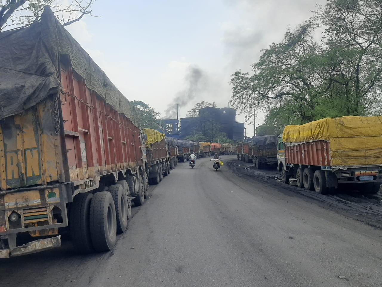 रामगढ़: सड़क पर ट्रकों के जमावड़े से लोग हो रहे हादसे का शिकार, शिकायत के बाद भी नहीं हुई कार्रवाई