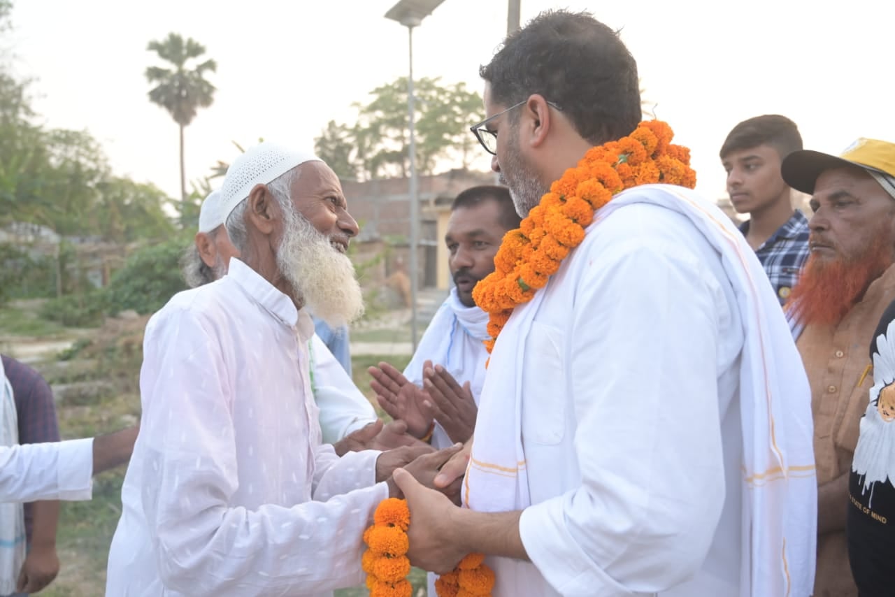 'जन सुराज पदयात्रा’ के दौरान वैशाली पहुंचे प्रशांत किशोर, कहा चवर में पानी लगने से हजारों एकड़ जमीन हो रही है बर्बाद
