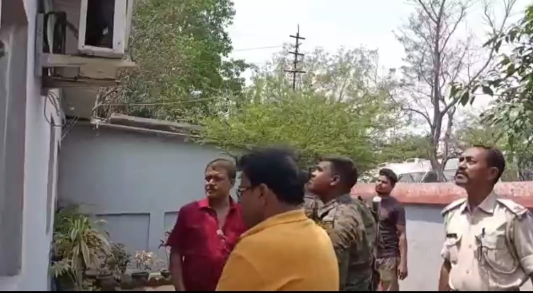 CRIMINALS IN DHANBAD: पुलिस की तो चूले हिला ही रहे हैं, आम लोगों को भी नाक में दम कर रखे  हैं अपराधी