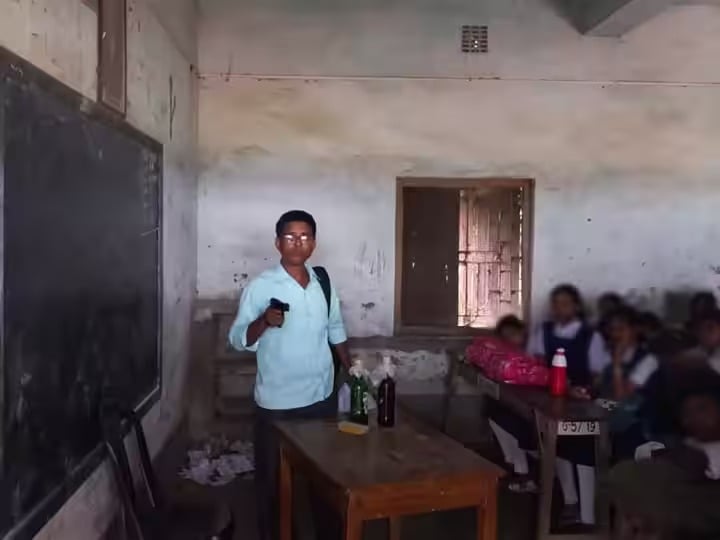 पश्चिम बंगाल: पिस्टल की नोक पर स्कूली बच्चों को बनाया बन्धक, पुलिस ने आरोपी को किया गिरफ्तार