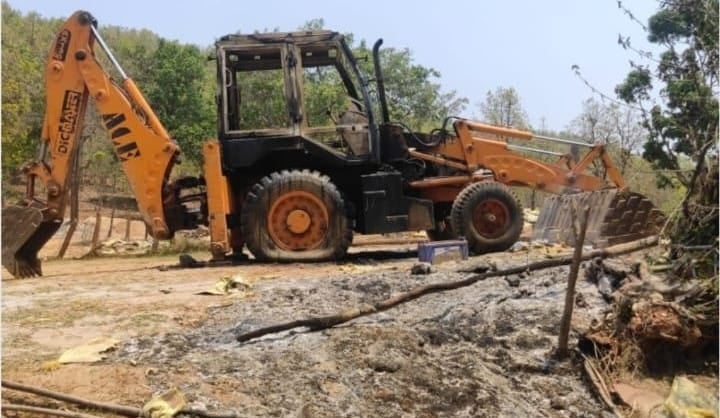 चाईबासा: सड़क निर्माण कार्य में लगे जेसीबी मशीन को किया आग के हवाले, घटना के तार नक्सलियों से जुड़े होने की आशंका