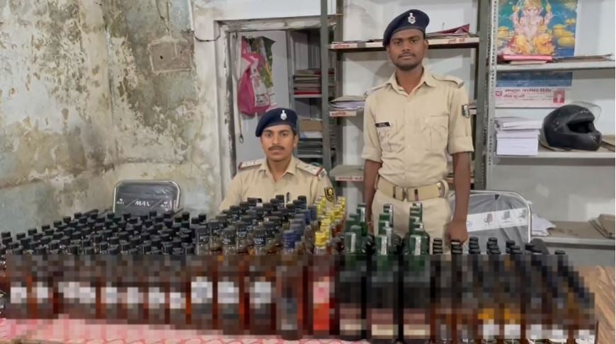 मोकामा में भारी मात्रा में शराब बरामद, 219 बोतल शराब जब्त, अपराधी फरार