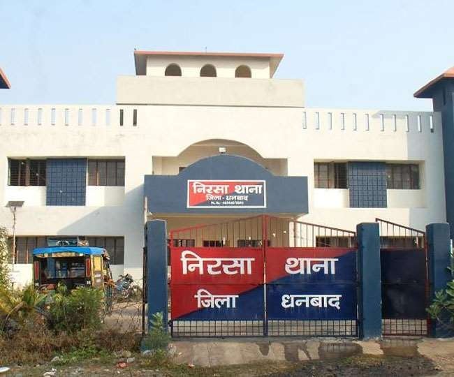 DHANBAD: निरसा पुलिस पर ग्रामीणों का हमला, एक अधिकारी घायल, जानिए क्या है पूरा मामला