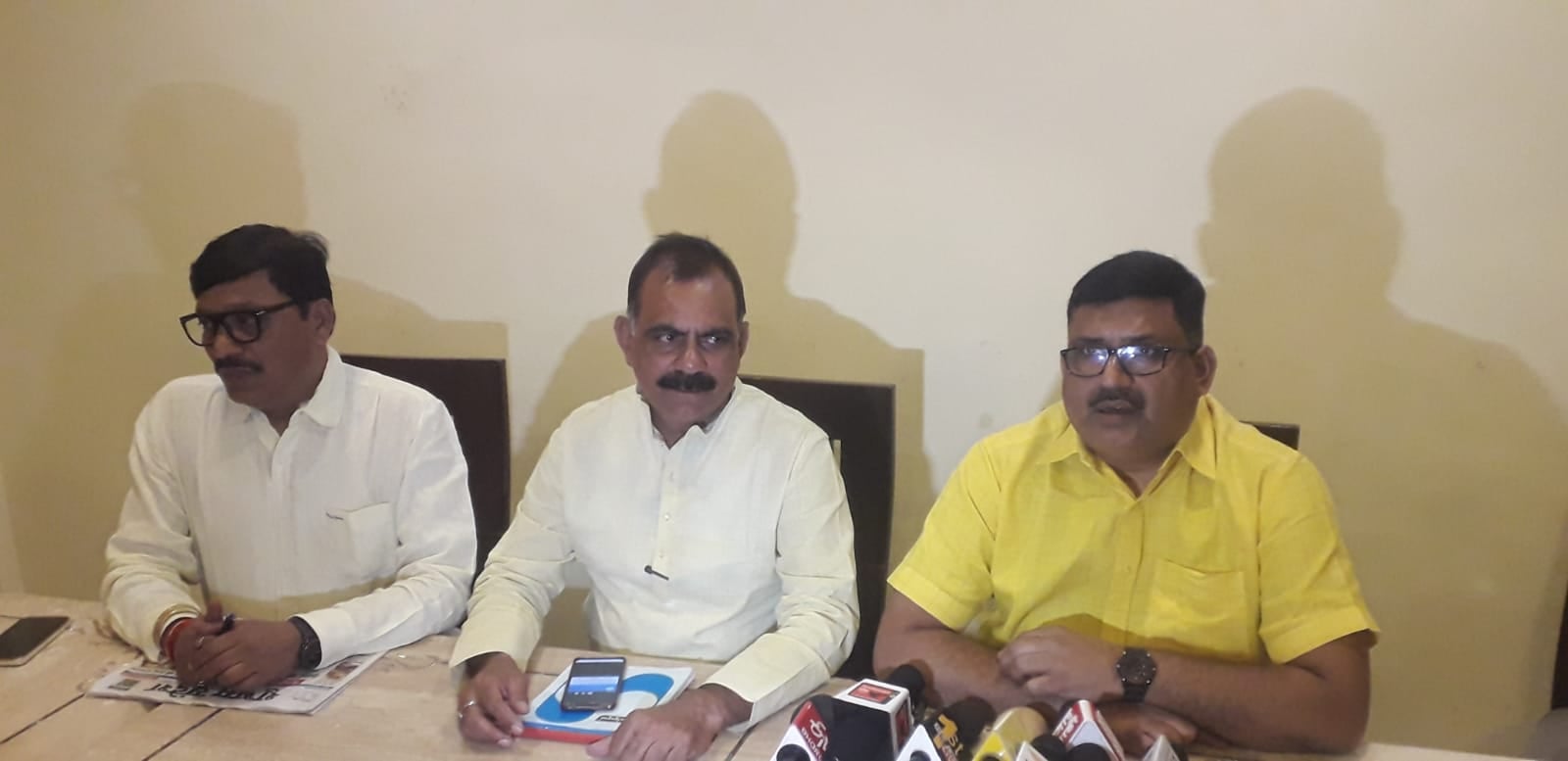 राज्य में निजी संस्थान में हो रही लूट, फर्जी होर्डिंग के जरिए छात्रों को किया जा रहा आकर्षित