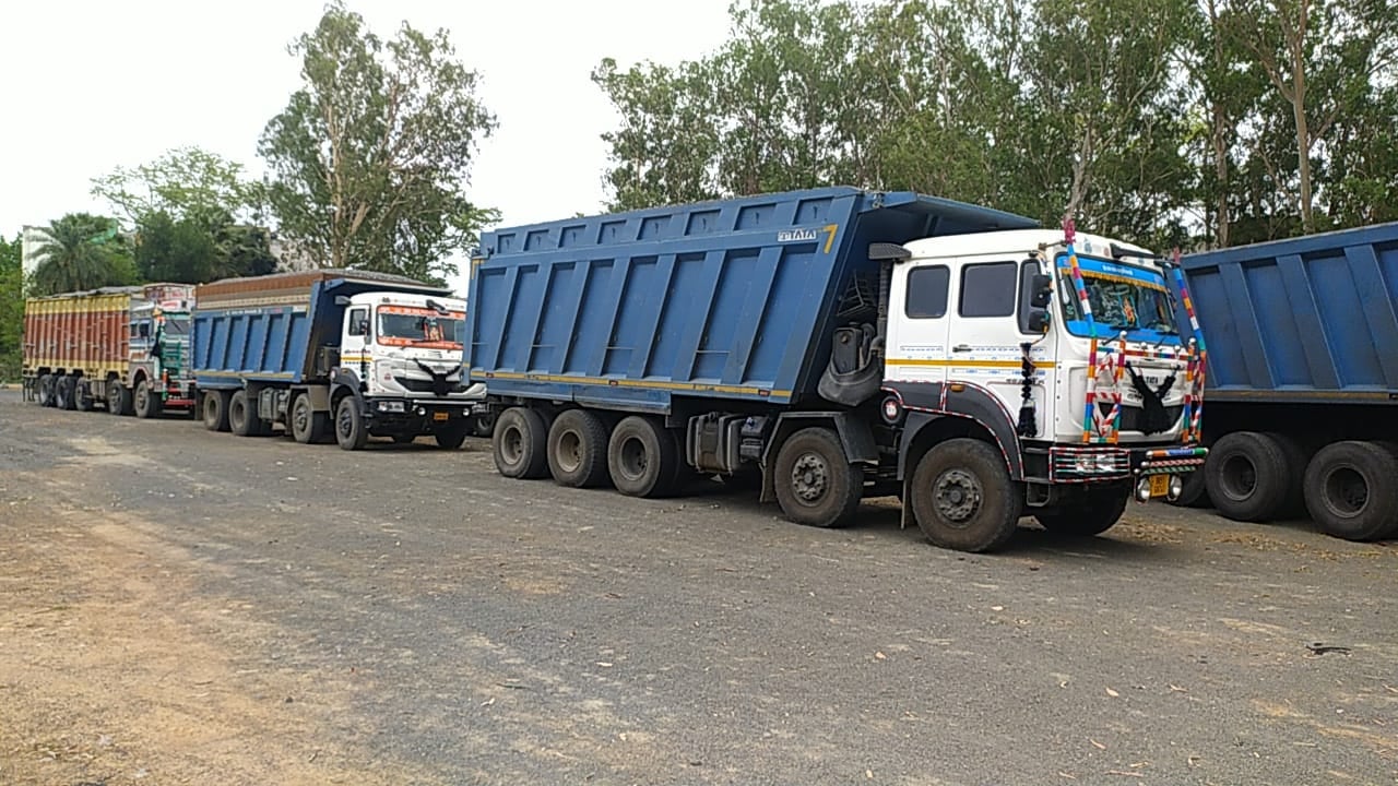 दुमका में अब बिना चालान के खनिज संपदा को भेजा रहा बाहर, वाहन चेकिंग अभियान में हुआ खुलासा, 5 ट्रक और हाइवा जब्त