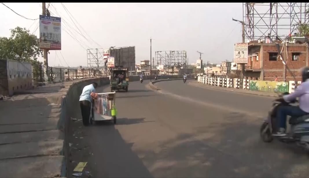 धनबाद का बैंक मोड़  फ्लाईओवर-जानिए पचास सालों से छाती ताने लेकिन मस्तक झुकाए क्यों खड़ी  है यह "लाइफ लाइन"