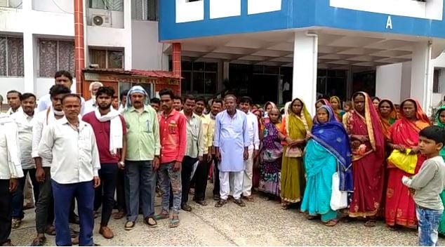 गरीबों का अनाज खा गया पीडीएस डीलर! शिकायत लेकर डीसी के कार्यालय पहुंचे ग्रामीण