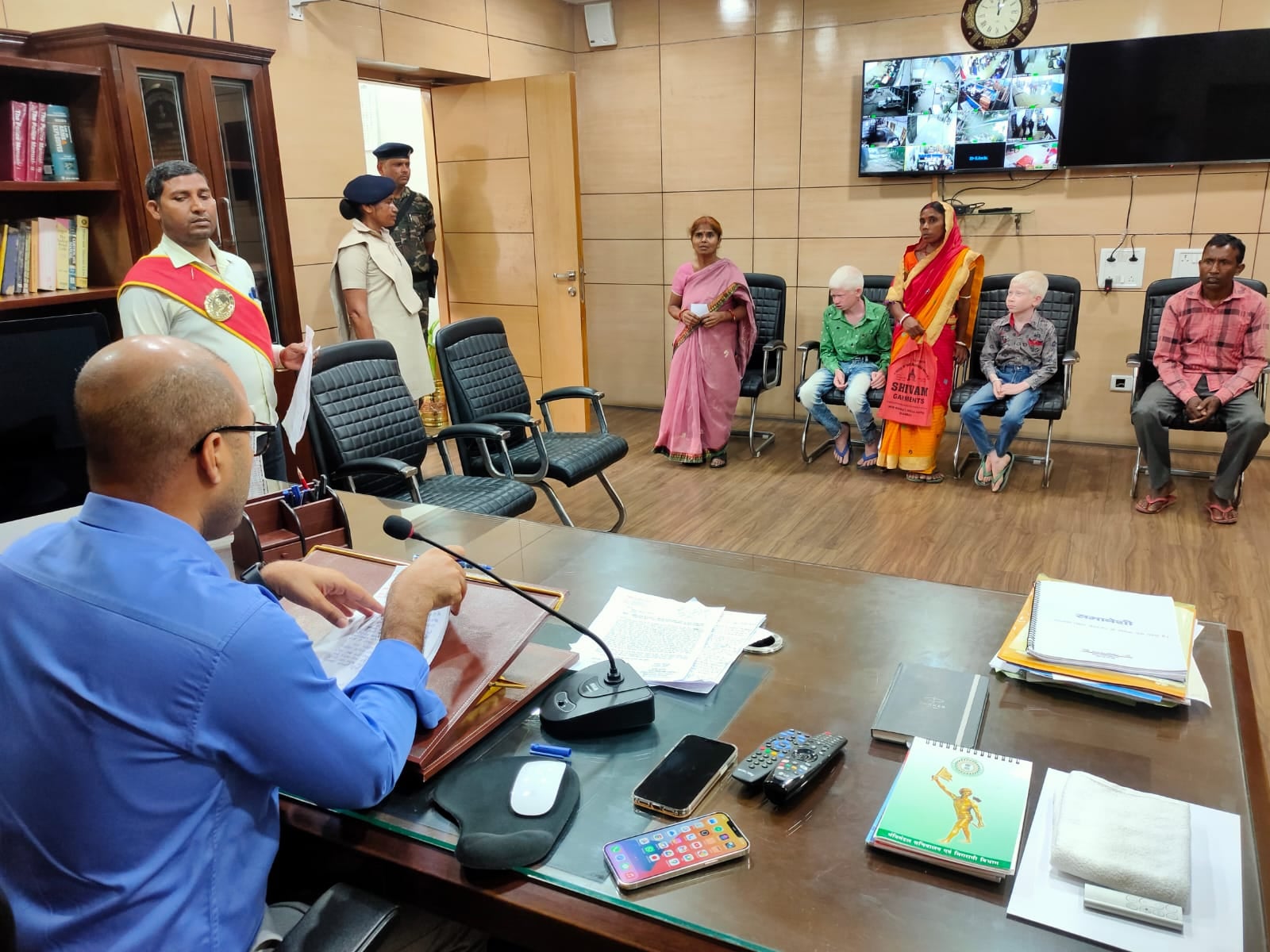 हुजूर ! दुकानदार 3 महीने में एक बार राशन देता है,वह भी तीन किलो कम ,जानिए खबर का डिटेल्स