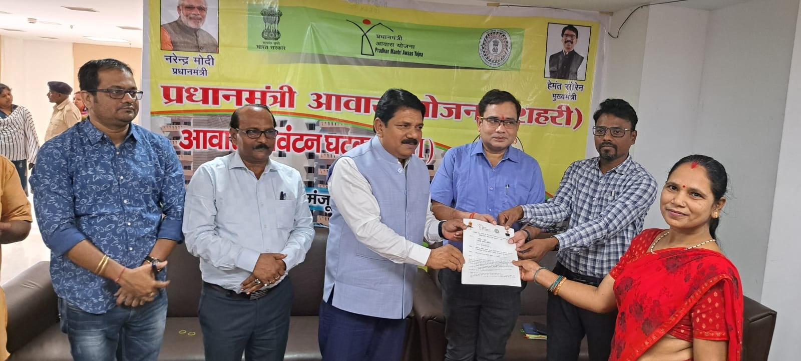 देवघर: लॉटरी के माध्यम से प्रधानमंत्री आवास योजना के तहत फ्लैट का किया गया आवंटन
