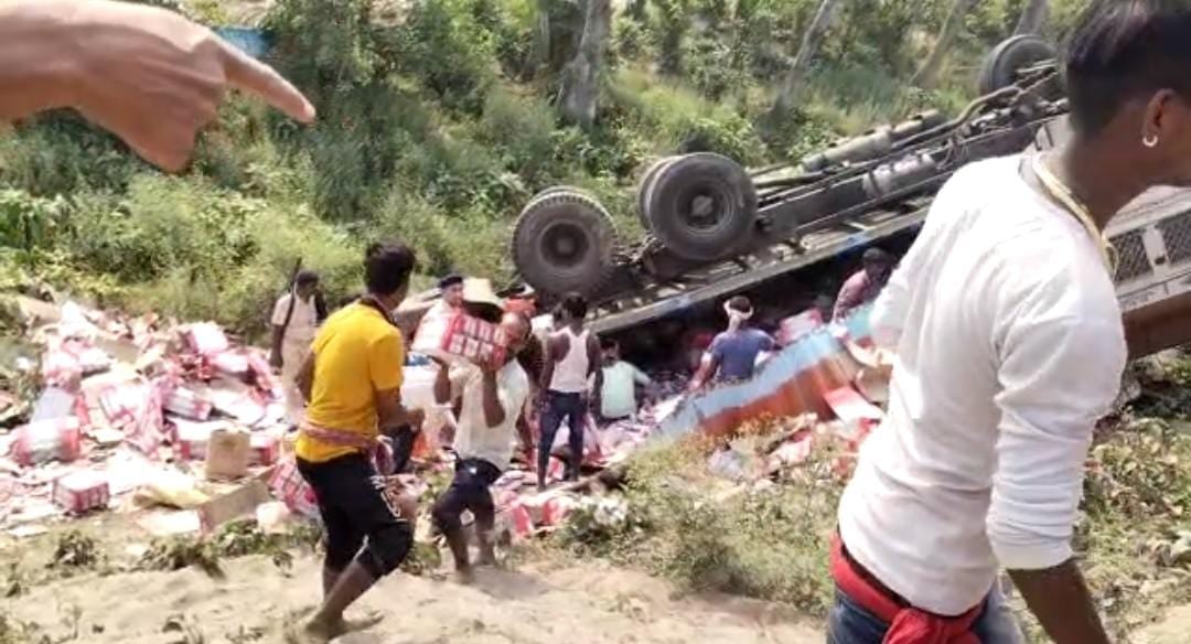 बिहार में शराब की मची लूट, जितना चाहो लूट लो, जानें कहां मिल रही है मुफ्त में शराब