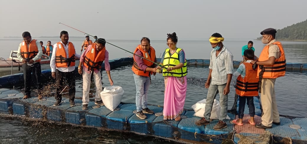 चांडिल डैम में सीएम हेमंत सोरेन की फैमिली का मस्ती टाइम, वाइफ कल्पना ने बंसी से पकड़ी मछली