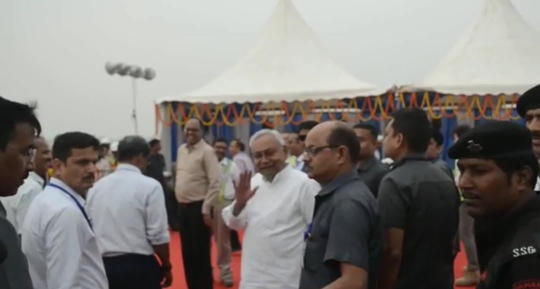 ‘तुम इतना जो मुस्कुरा रहे हो’, हंसी के पीछे नीतीश की क्या है मंशा