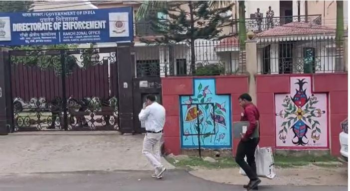 ED ACTION IN LAND SCAM: ईडी के सवालों का घुमा-फिरा जवाब दे रहे डिप्टी रजिस्टार वैभवमणि, बढ़ सकती है कई लोगों की मुश्किलें!