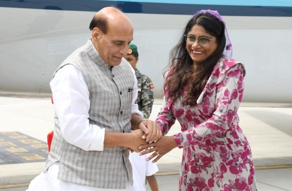 मालदीव पहुंचे रक्षा मंत्री राजनाथ सिंह, दोनों देशों के बीच व्यापक रक्षा संबंधों पर विचार-विमर्श