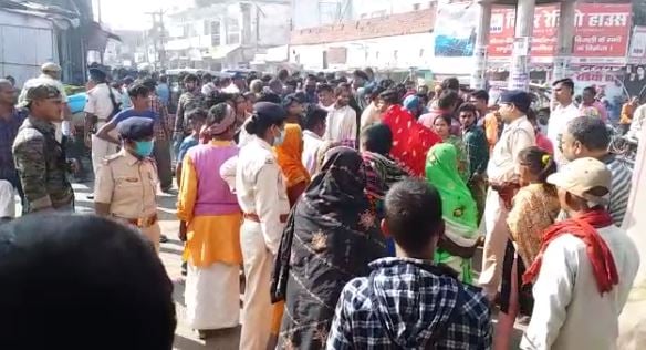 पुलिस हिरासत में हुई व्यक्ति की मौत, गुस्साए लोग सड़क जाम कर कर रहे हंगामा