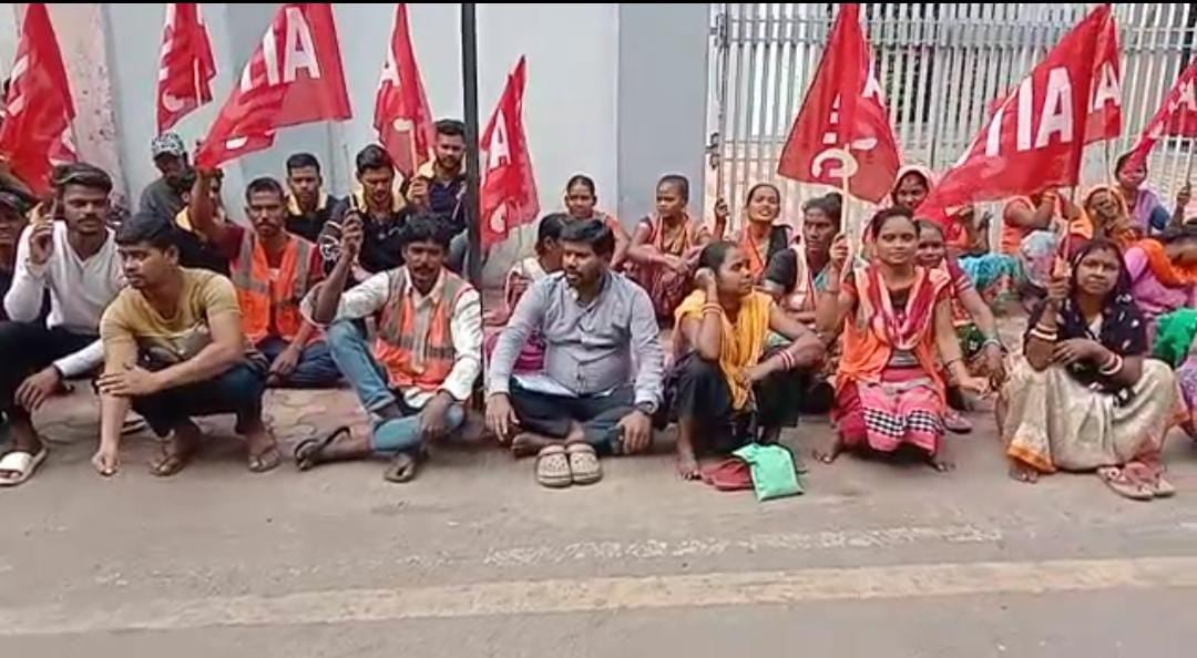 जमशेदपुर: सड़क पर उतरे सफाईकर्मी, ठेकेदार पर शोषण का आरोप, अनिश्चितकालीन हड़ताल की चेतावनी