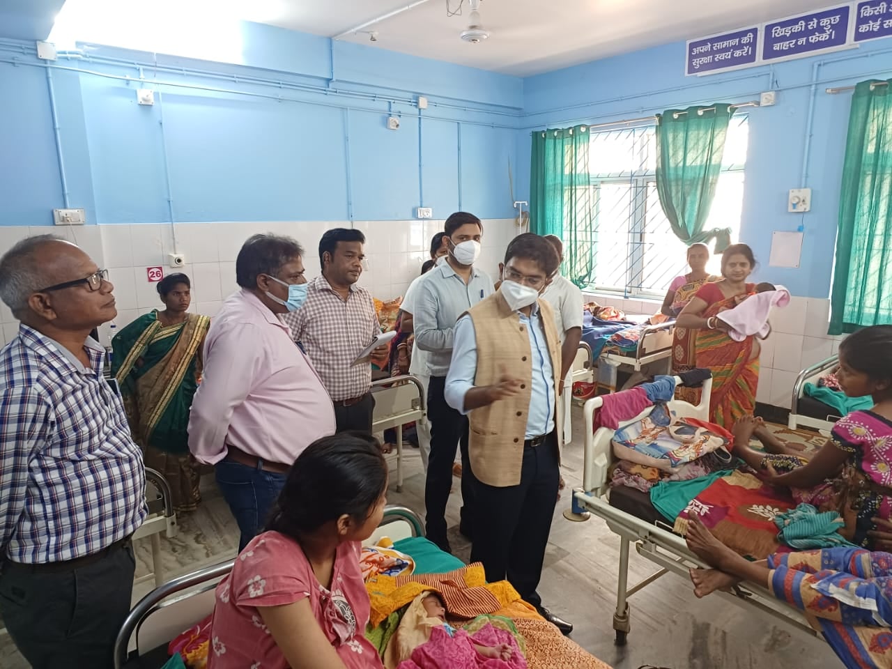 फूलो झानो मेडिकल कॉलेज अस्पताल में अचानक पहुंचे डीडीसी , कुव्यवस्था देख भड़के डीडीसी अभिजीत सिन्हा, जानिए उन्होंने क्या क्या दिए निर्देश