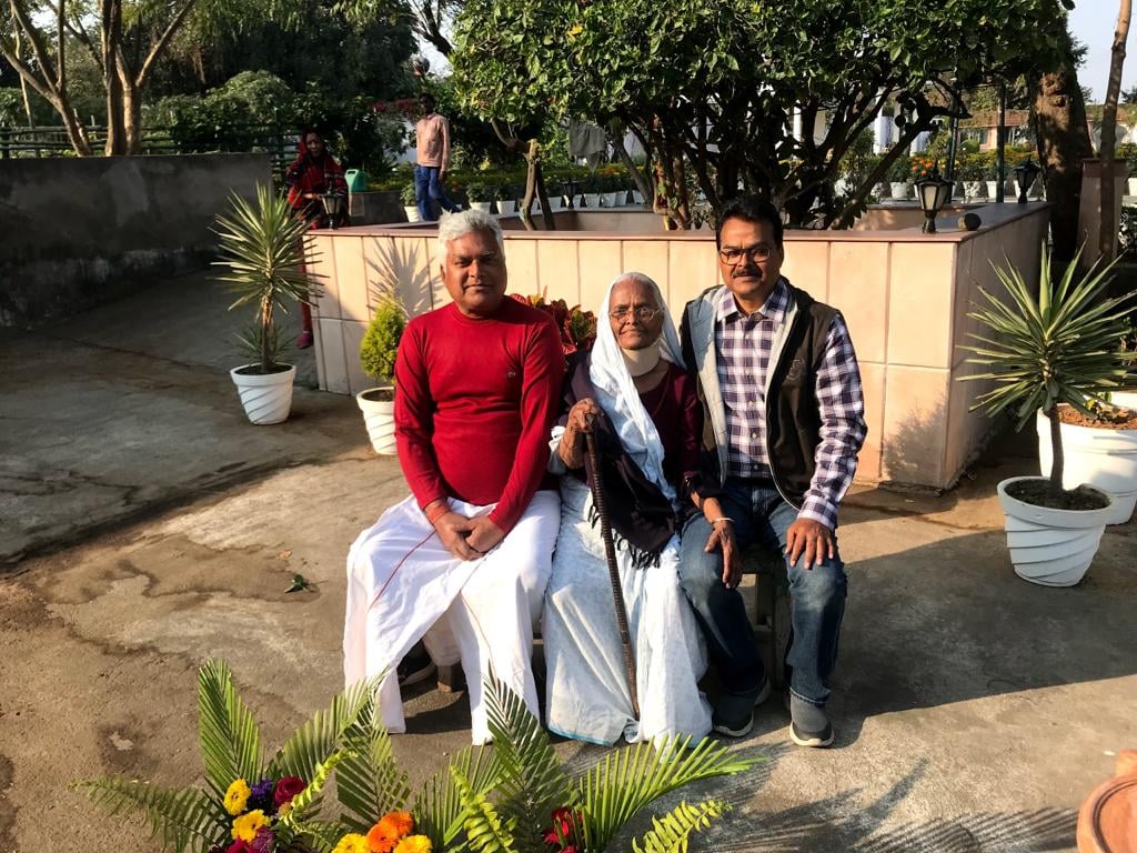 कांग्रेस नेता विजय सिंह और अशोक सिंह की माता का धनबाद के जालान अस्पताल में निधन, शुभचिंतकों का लगा तांता