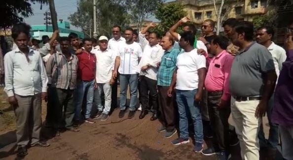 लोड शेडिंग के विरोध में झामुमो का डीवीसी ऑफिस में धरना, अफसरों के आश्वासन के बाद माने प्रदर्शनकारी